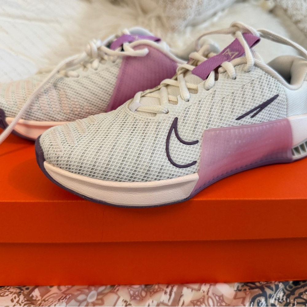 Nike Women's White and Purple Athletic Shoes